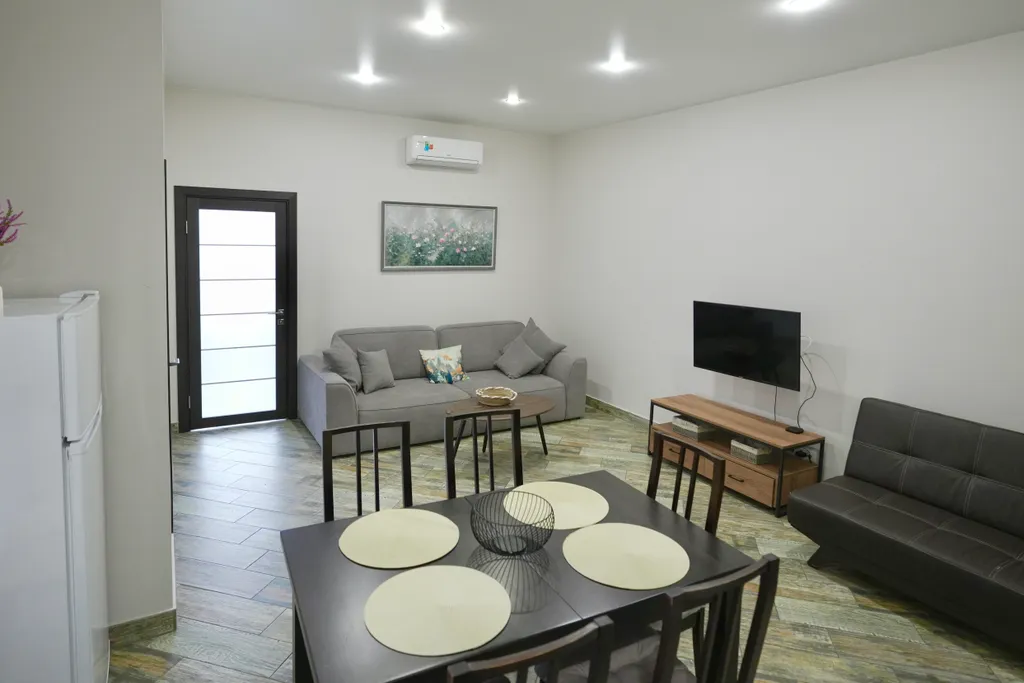 Большая квартира напротив подъемника