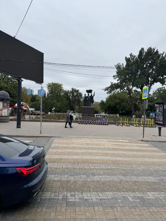 Уютная комната в самом центреВид из окна в парк Ростова-на-Дону