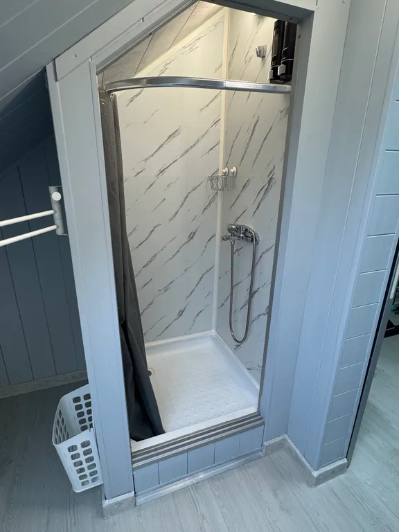 Двухуровневая квартира-студия с отдельной спальней