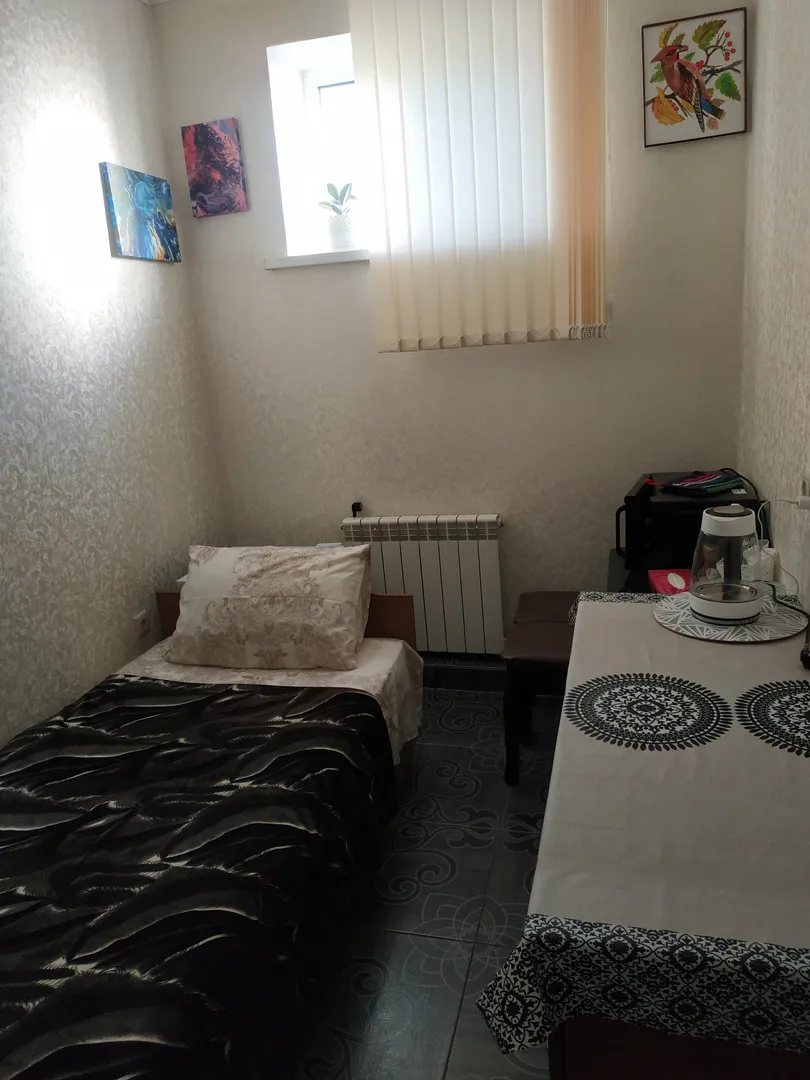 небольшая комната 7 кв.м. с дополнительным спальным местом, микроволновка, холодильник, стол, стулья, необходимая посуда, чайник