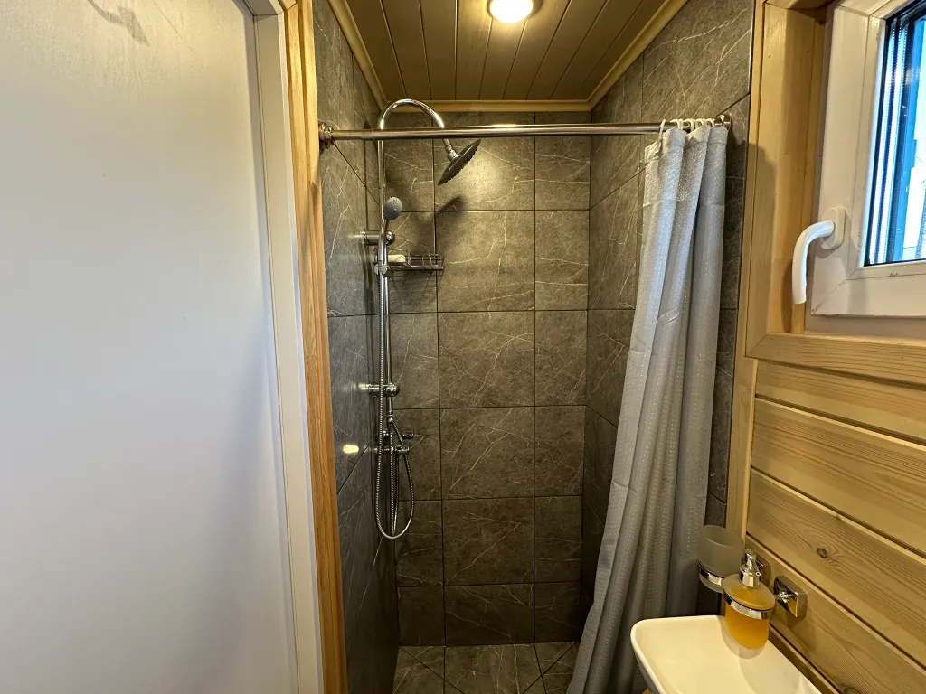 Современный дом на самом берегу реки