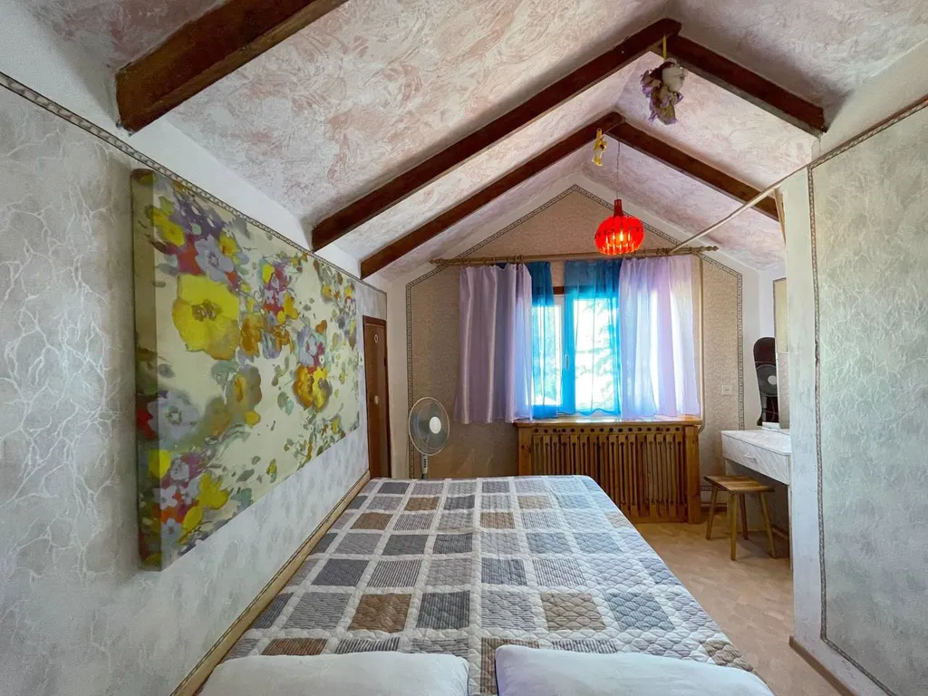 Этаж в коттедже с огромным балконом, 2 спальнями, гостиной и кухней