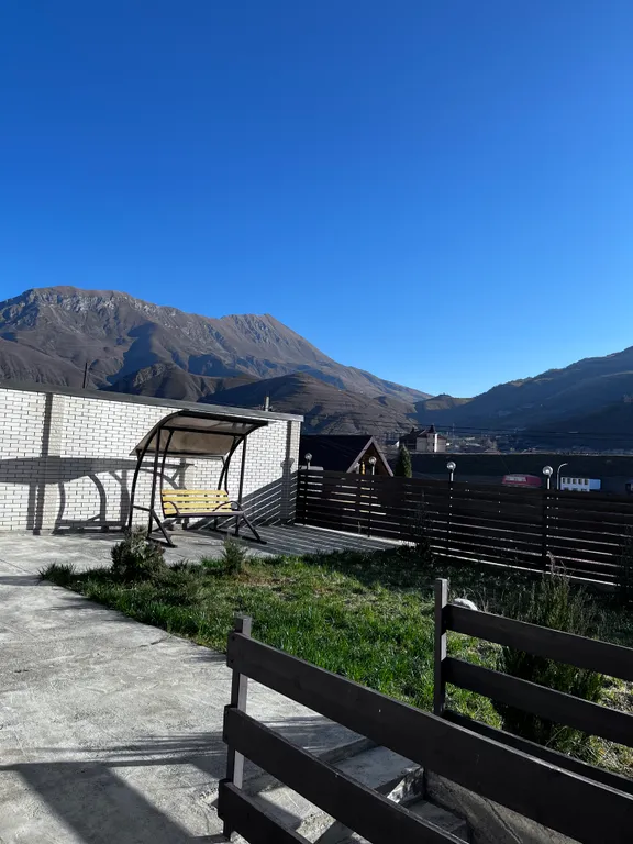 Красивый дом с видом на горы и реку