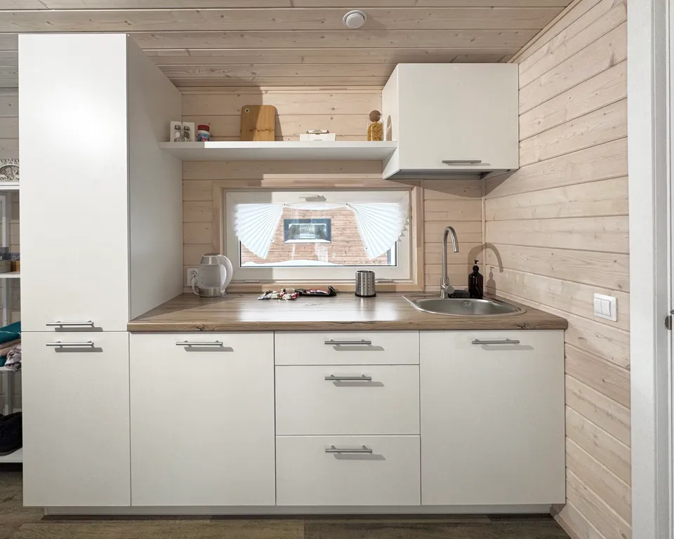 Уютный домик с панорамным окном и видом на лес