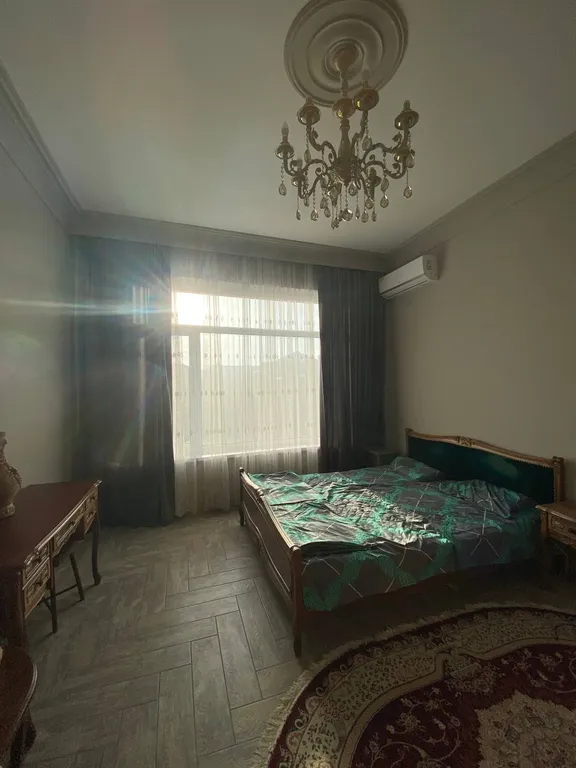 Большой и красивый дом на берегу моря