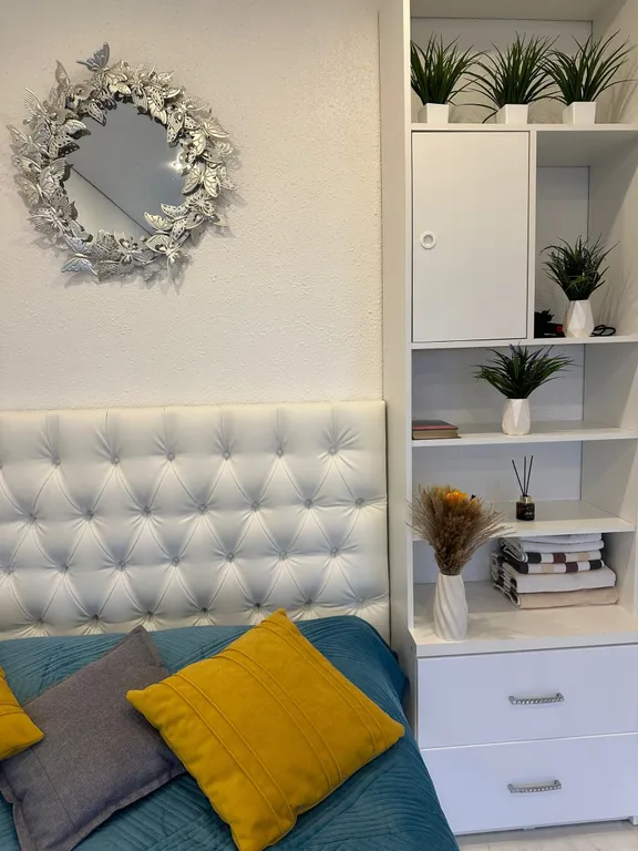 Студия с панорамными окнами с видом на озеро