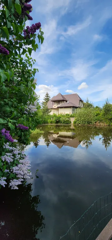 Большой коттедж у озера