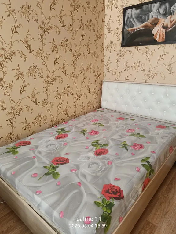 Сдаю однушку в новостройке - диван и кровать. Ждем вас.