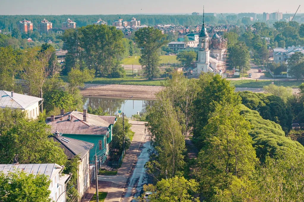 Зелёный дом на Набережной вблизи Кремля