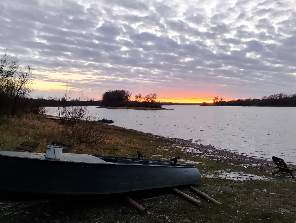 Дом на берегу реки