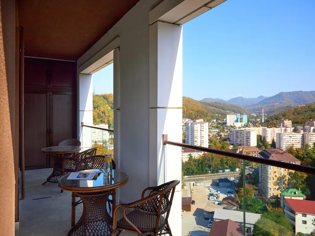 Современная, новая квартира с видом на горы