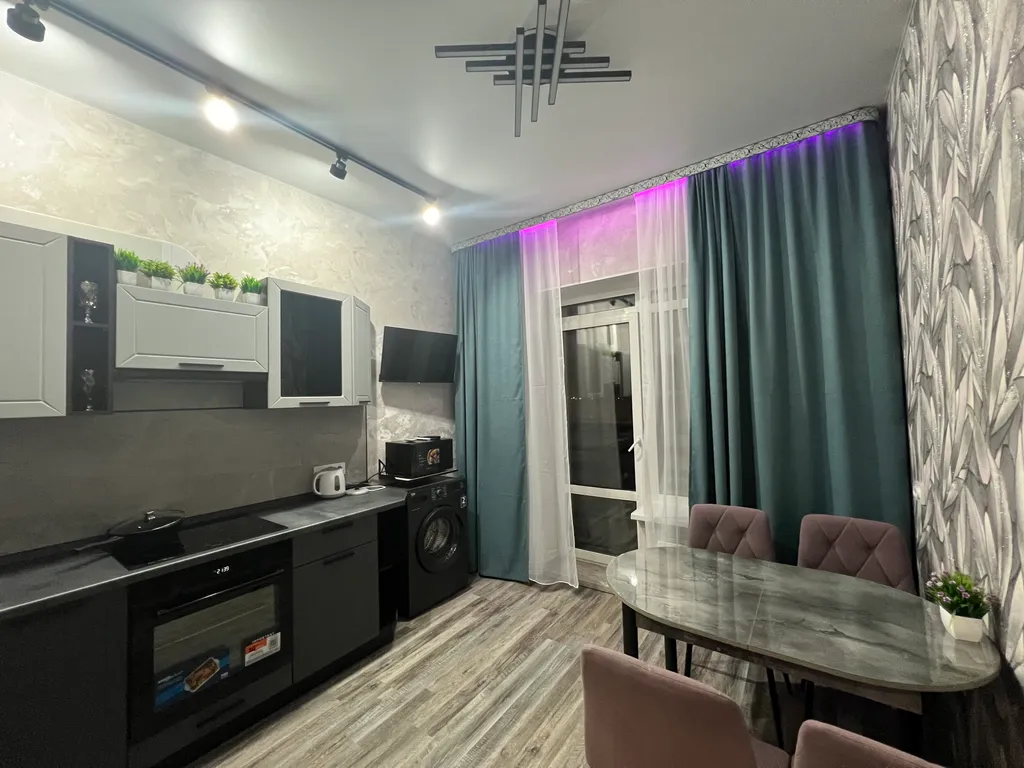 Уютная квартира с новым ремонтом с видом на взлётную полосу