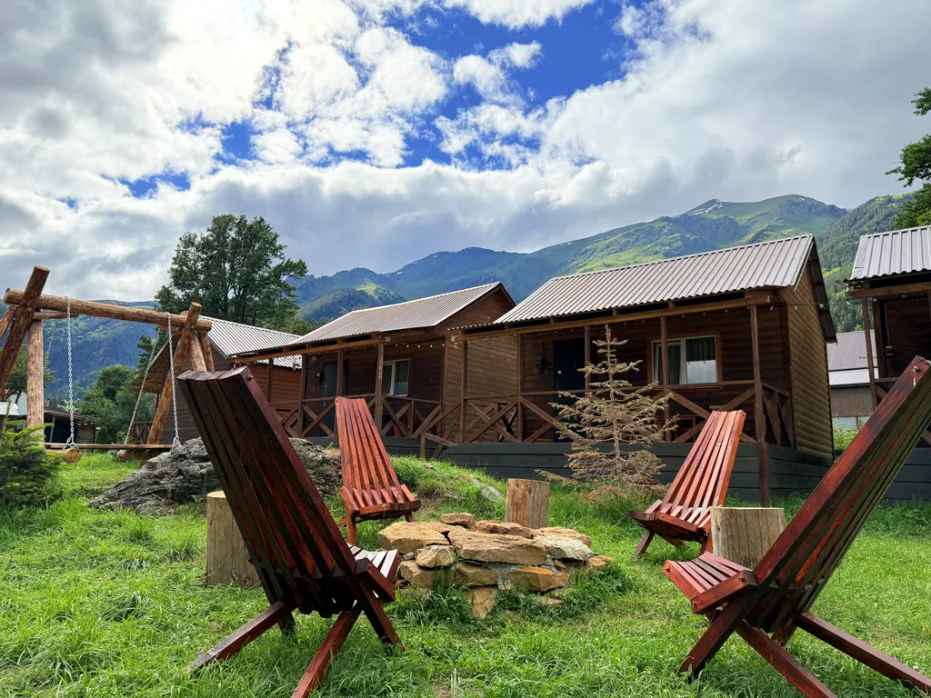 Домик с терассой и видом на горы