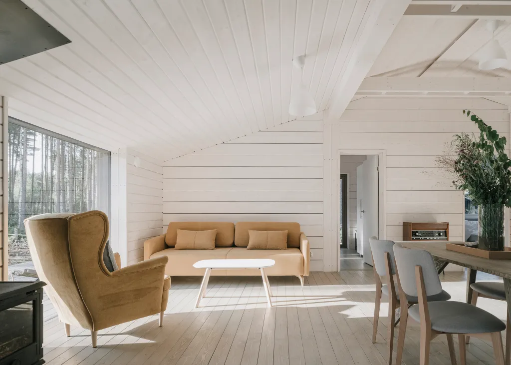 Загородный дом с просторной террасой и баней