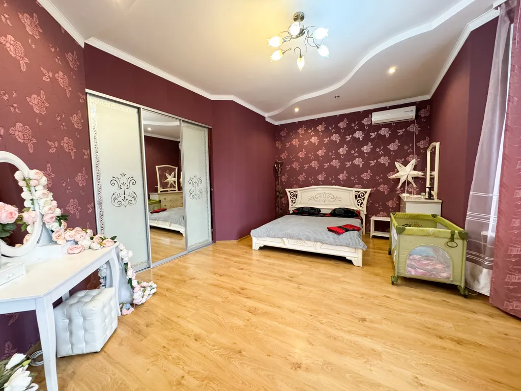 Дом с бассейном у парка Галицкого