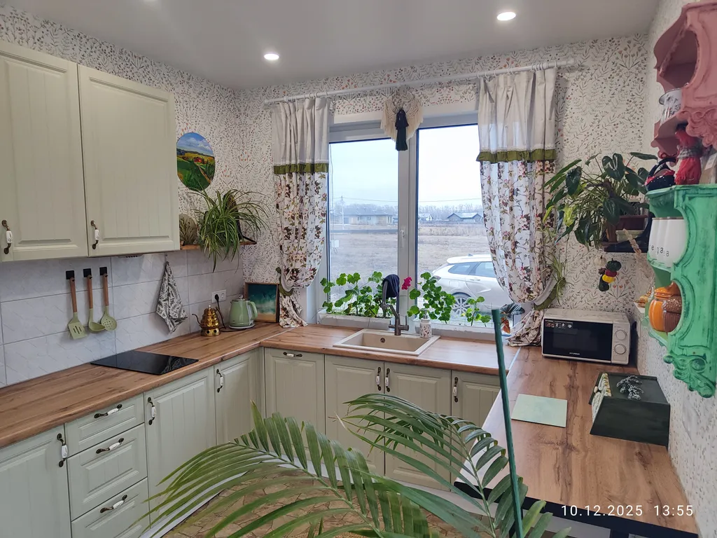 Уютный домик на берегу озера