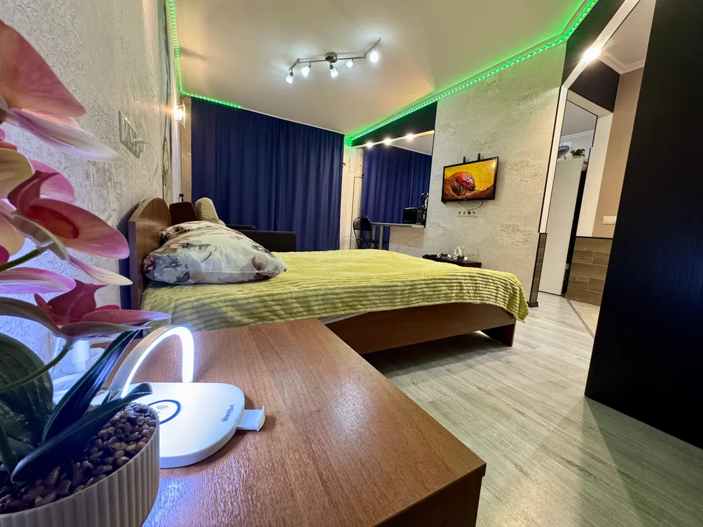 Студия с дизайнерским оформлением