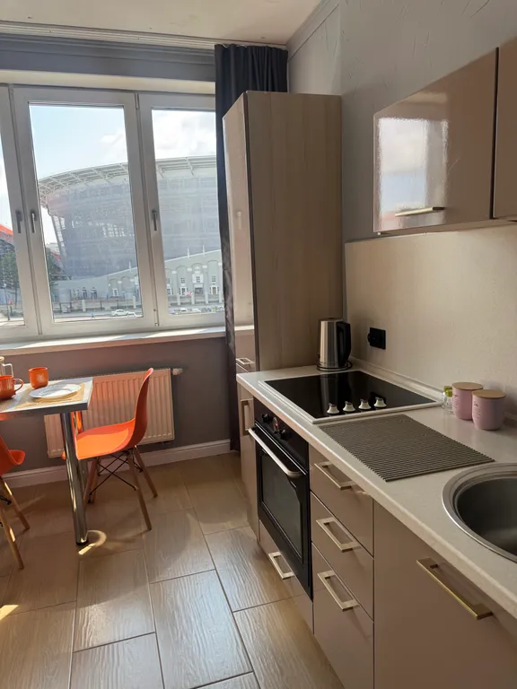 Уникальная студия с видом на стадион, арт-декором и PlayStation