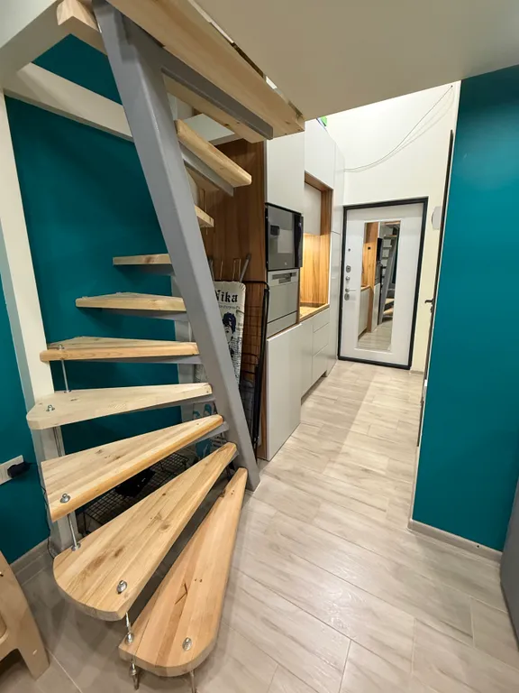 Квартира-студия с кипарисами за окном