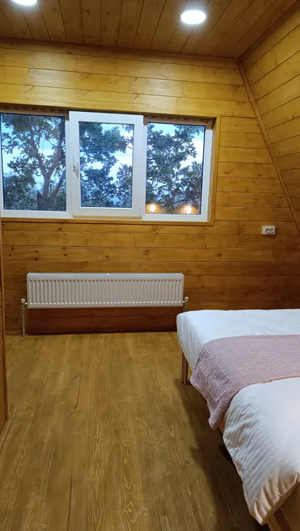 Большой деревянный треугольный дом (афрейм) с видом на бештау