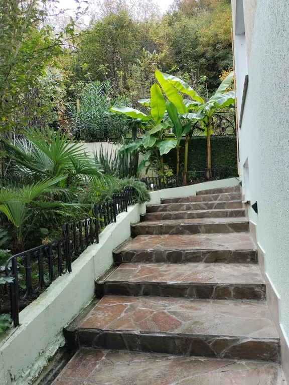 Уютный дом для большой семьи или компании в окружение сада