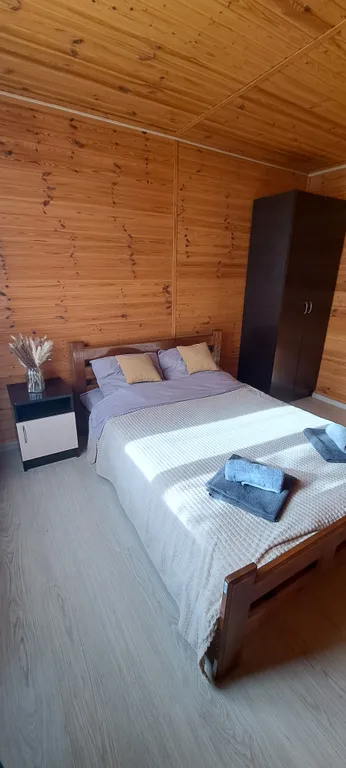 Домик у пруда с тёплым бассейном