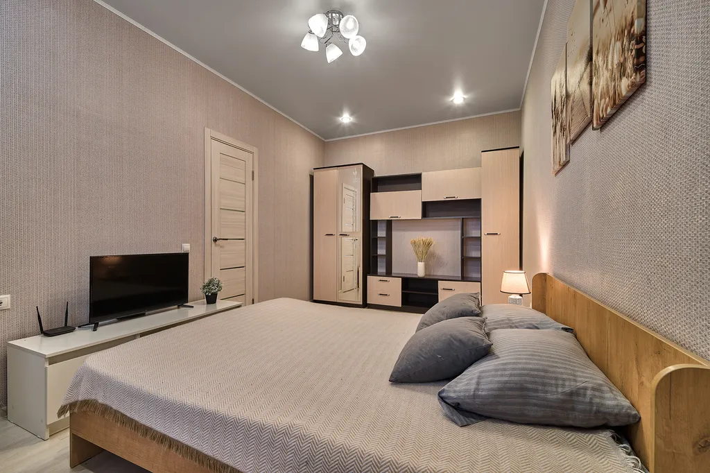 Однокомнатная квартира с двуспальной кроватью и диваном