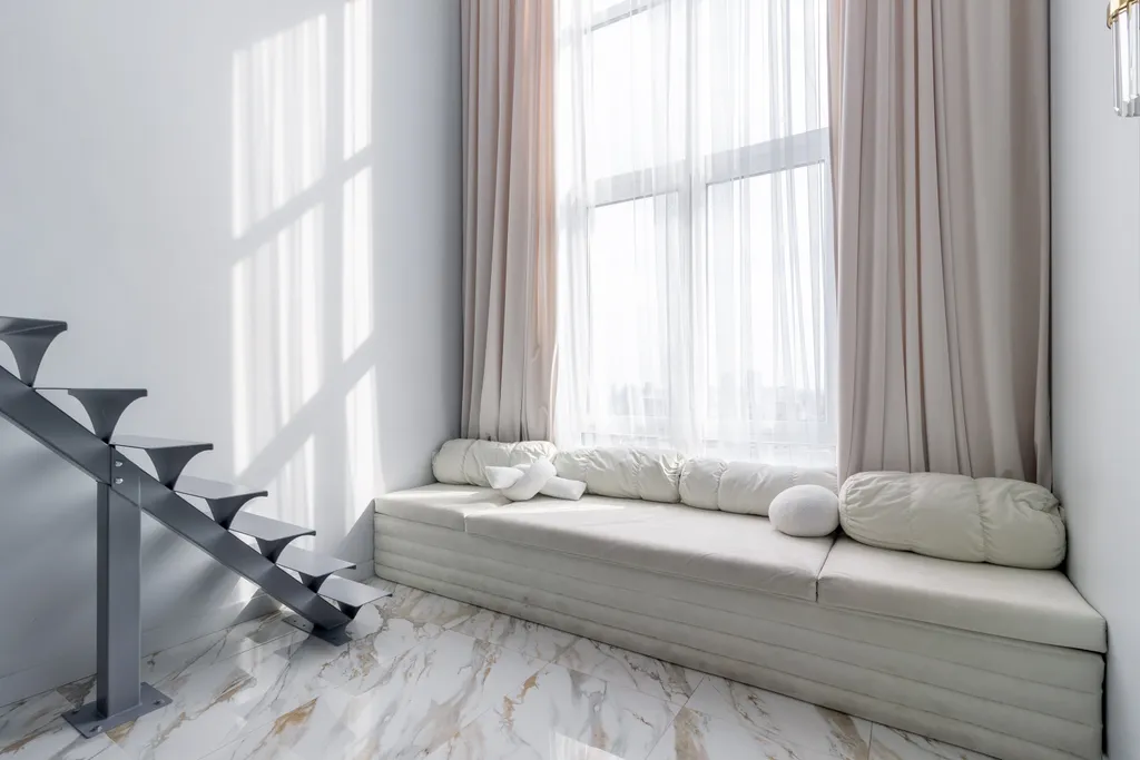 Двухуровневая студия с панорамным видом на город