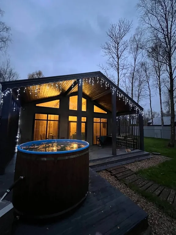 Дом в стиле барнхаус с японской купелью фурако на террасе