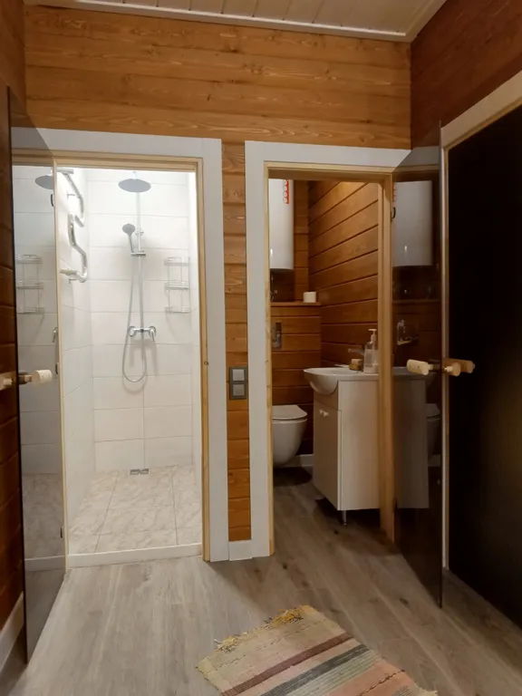 Новый дом-баня с беседками у леса