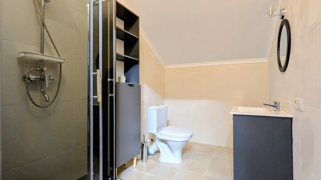 Дом с бассейном, сауной и бильярдом