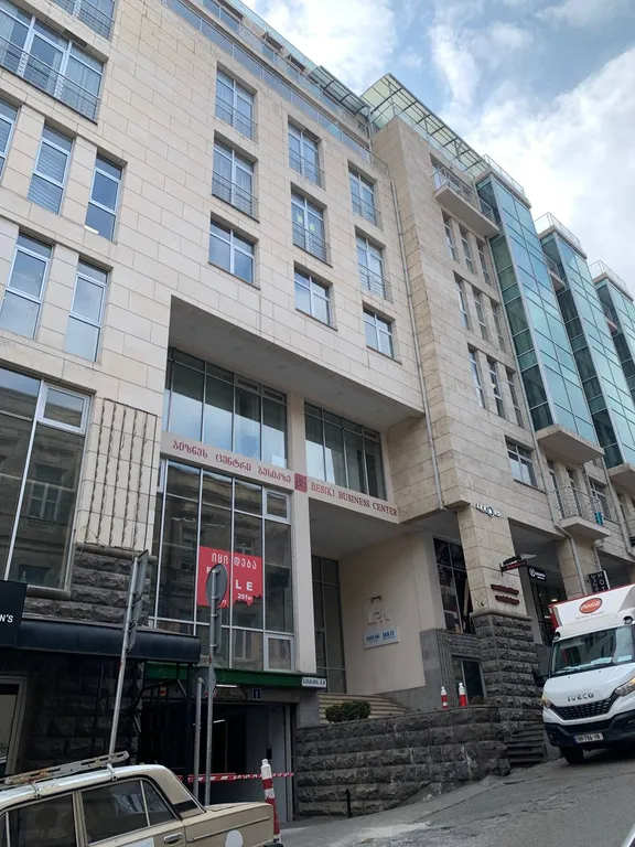 Трёхкомнатная квартира с 2 отдельными спальнями в самом центре тбилиси