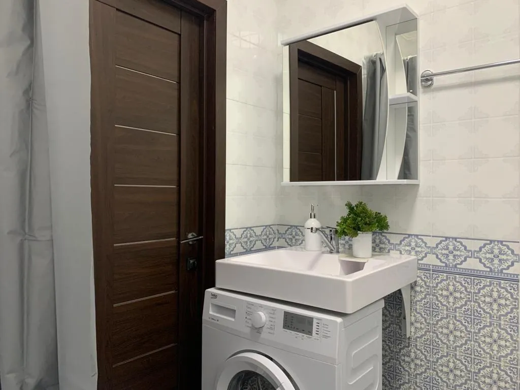 Студия Көктем с национальным колоритом и  видом на город