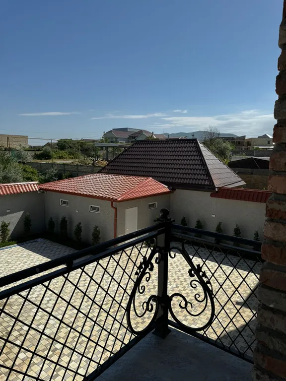 Квартира с бассейном у берега моря