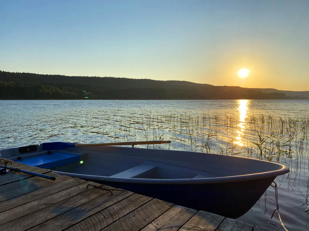 Коттедж Коттедж на берегу озера с видом на горнолыжный курорт и сауной внутри — Заозерный