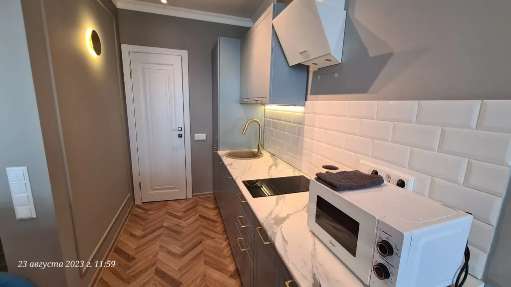 Студия с панорамным видом и джакузи в стиле неоклассика