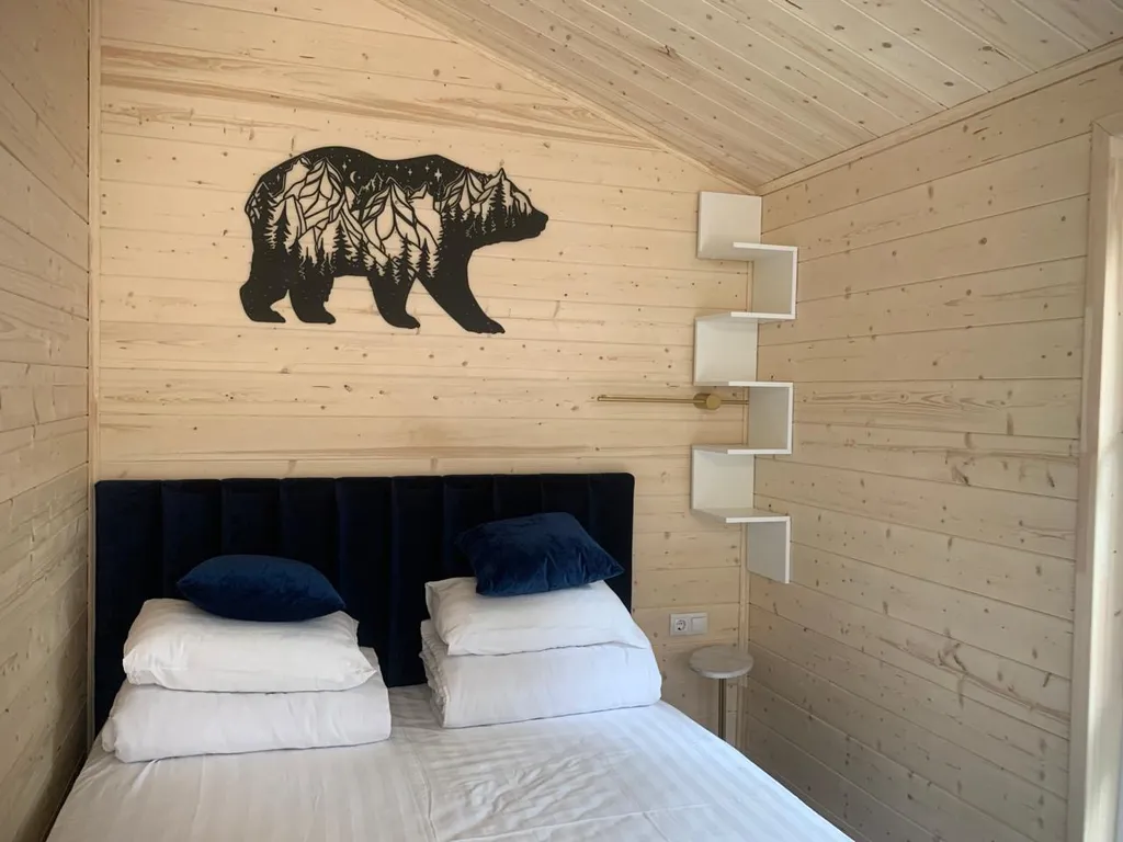 Домик у реки возле канатной дороги