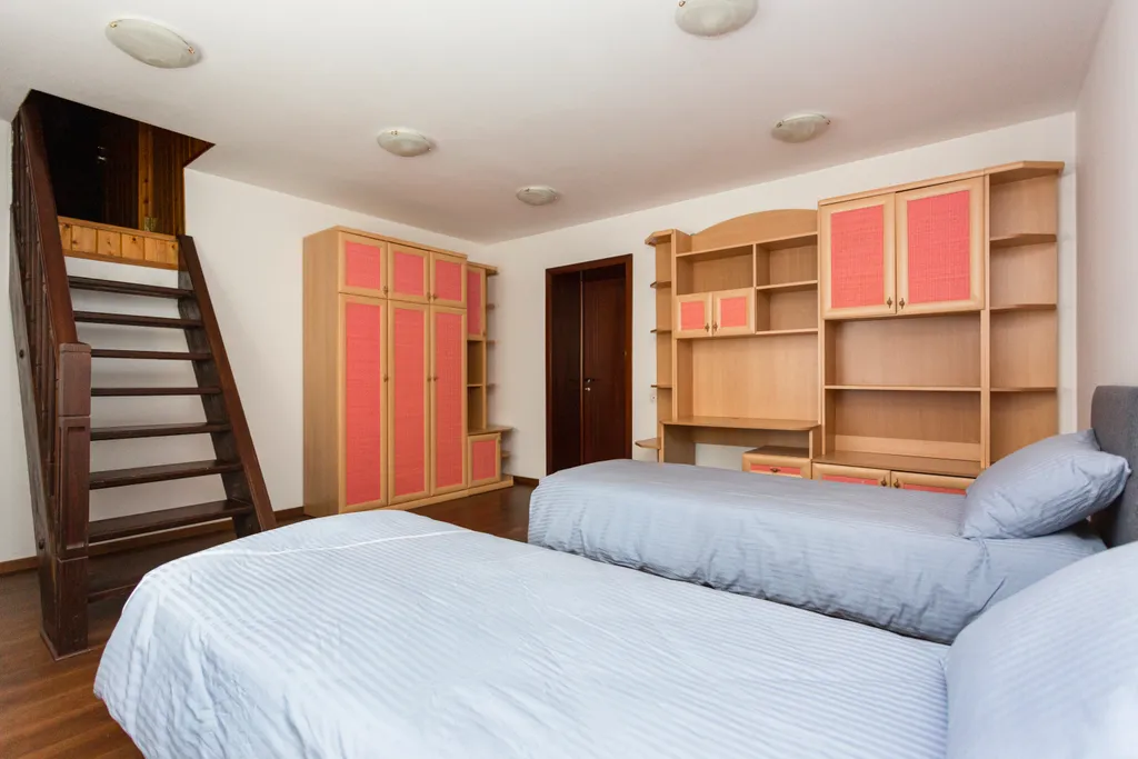 Дом с сауной и теннисными кортами