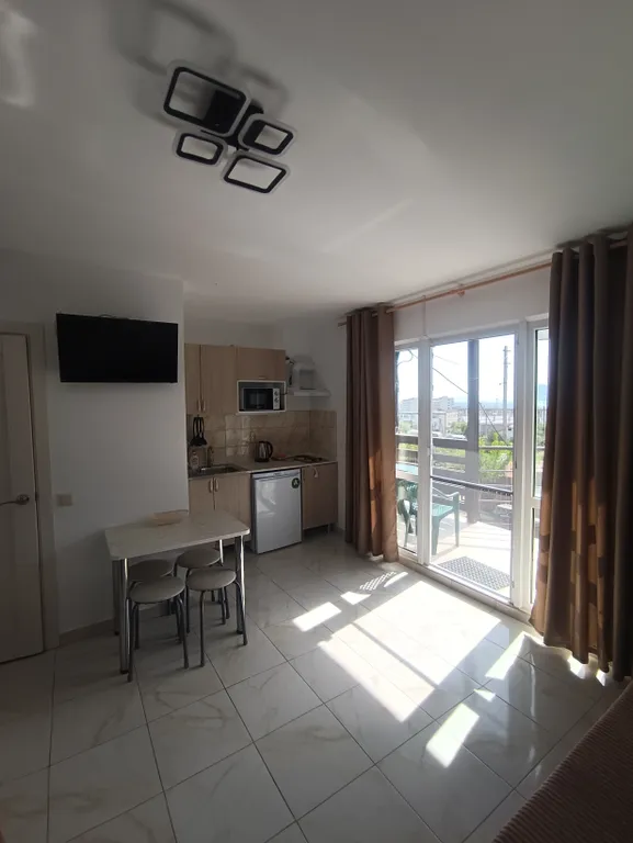 Уютная студия с кухней и видом на море.