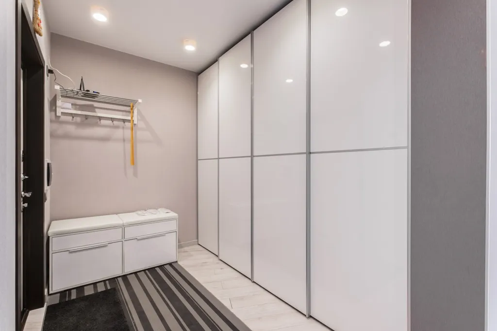 Элегантная квартира со стильной мебелью и уютной обстановкой