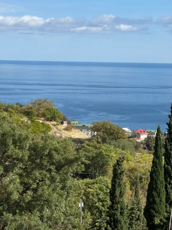 Солнце Ялты у моря с теплым бассейном