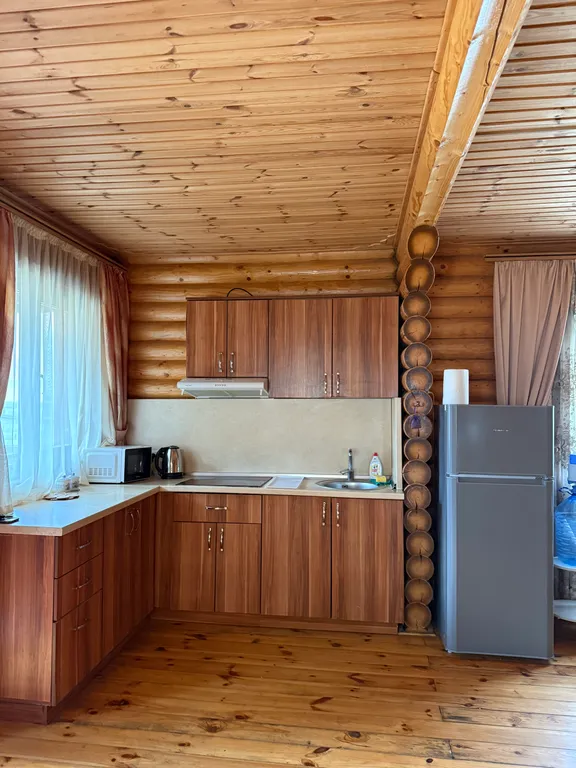 Деревянный домик возле моря