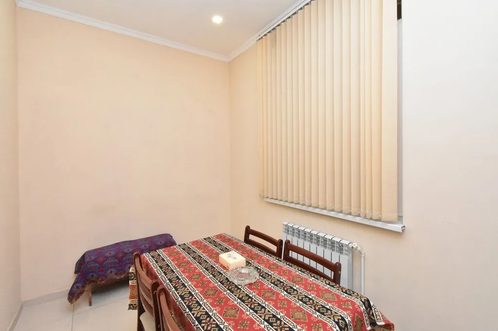 Двухкомнатная светлая квартира с высокими потолками в центре города