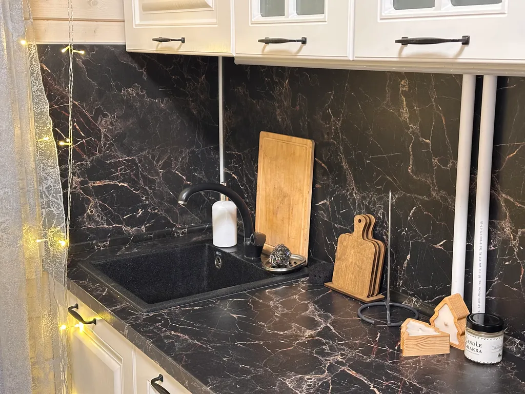 Дом в уединенном тихом месте рядом с лесом