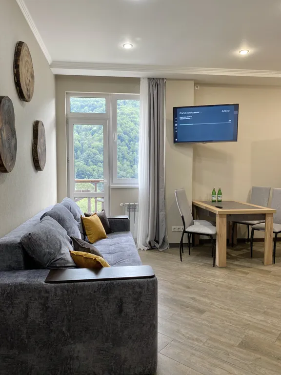 Евродвухкомнатный апартамент с балконом и видом на пик Аибга