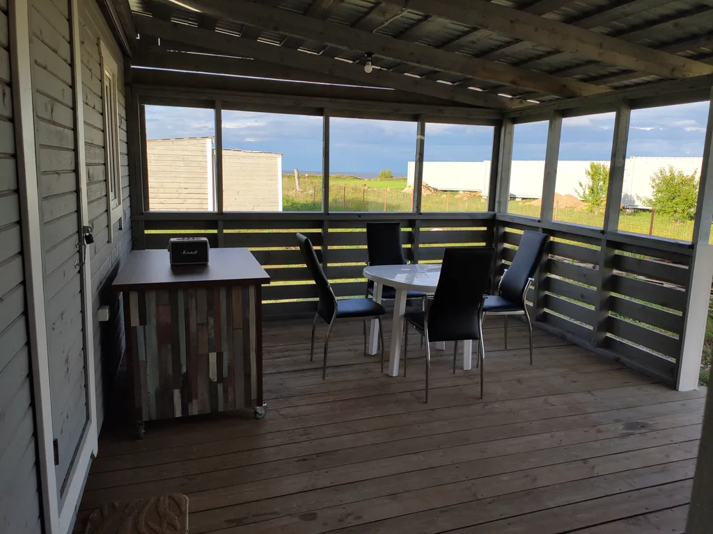 Домик с терассой на берегу озера Ильмень