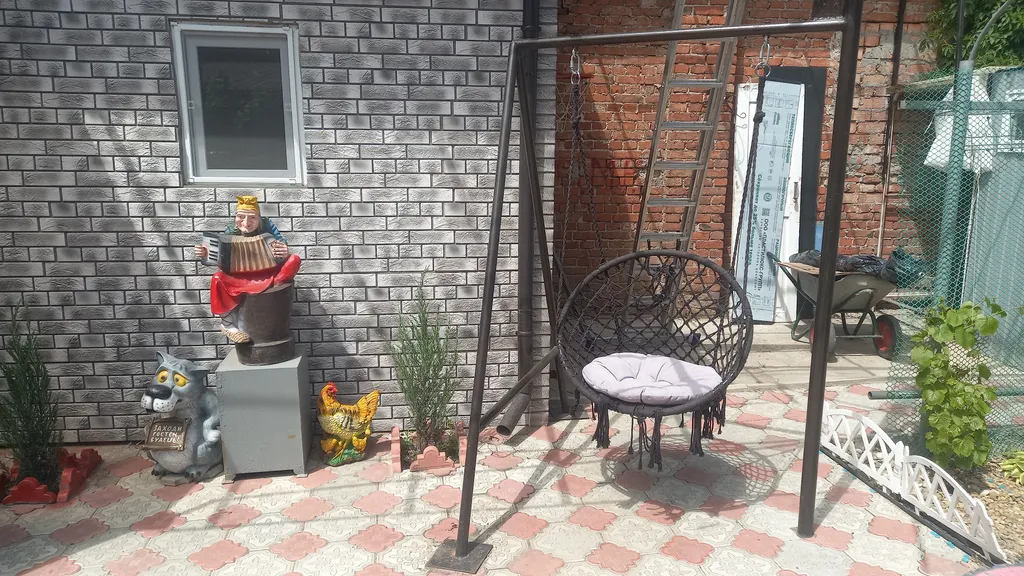 Уютная комната-студия в центре города с цветущим двориком с фонтанчиками