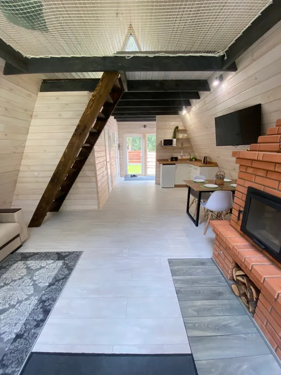 Треугольный дом в лесу Gray