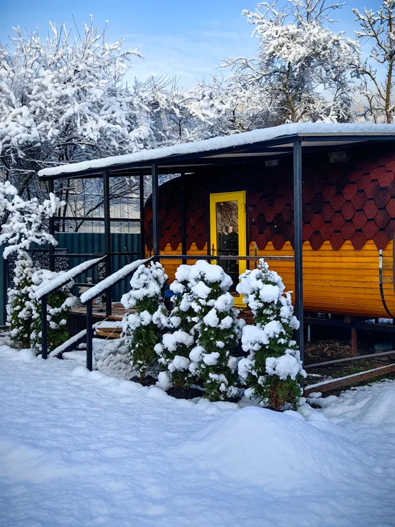 Уютный деревянный домик с видом на реку