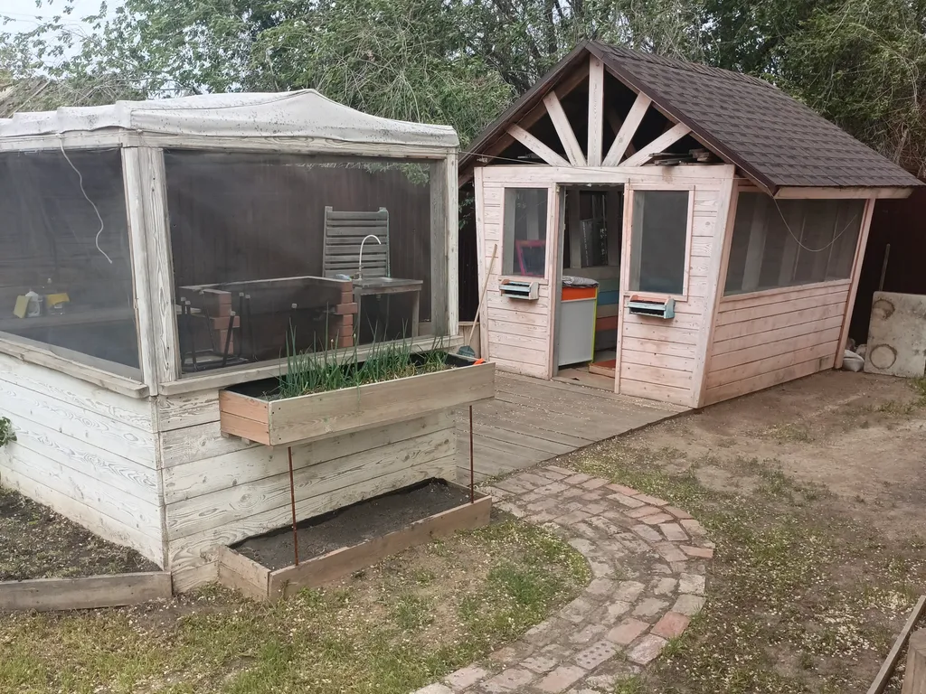 Большой дом с бассейном, просторным залом беседкой и детским домиком